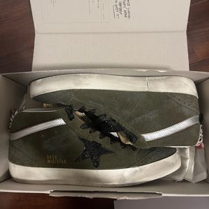 Pristine Condition: Fall 22 Golden Goose Classic Mid Star / Size: 41